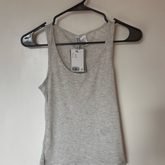 H&M Tops - H&M Gray Fitted Crop Tank Top